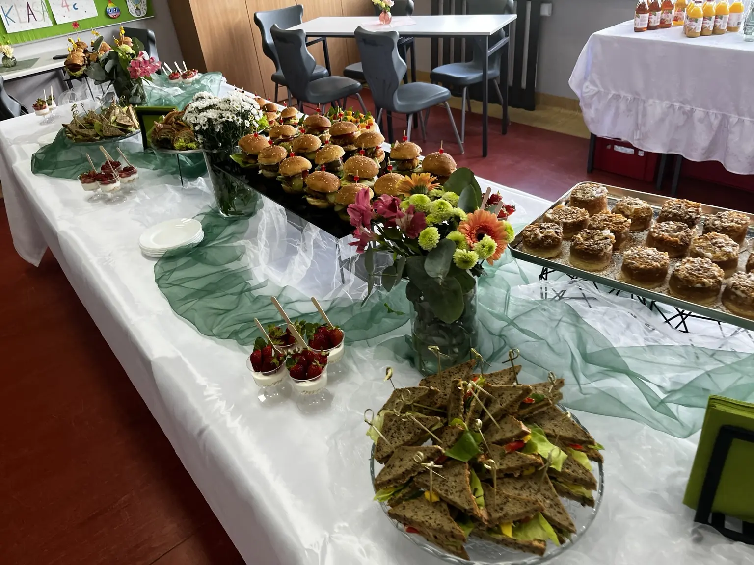 Catering z kanapkami, deserami i przekąskami